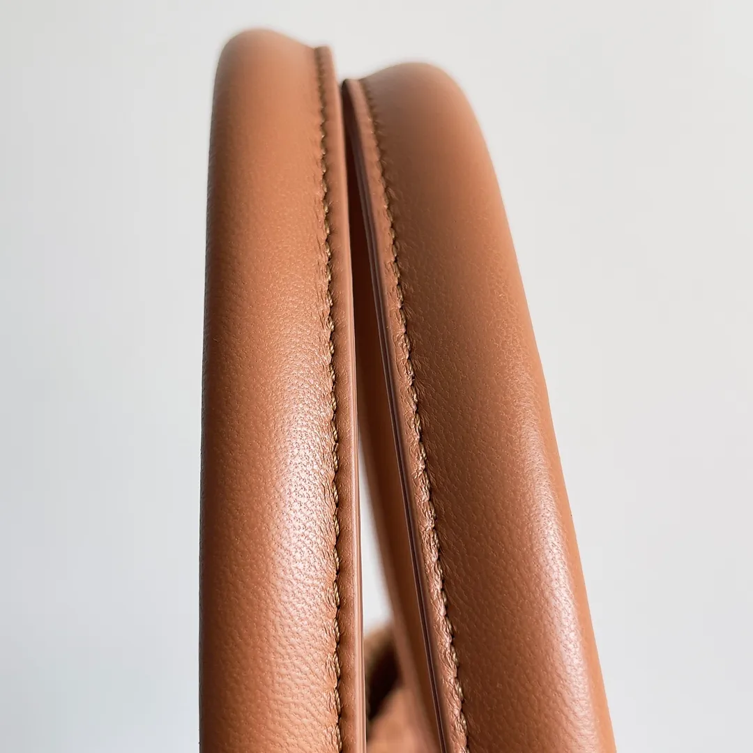 Batch 2860 Classic returns... (large size 51cm) • Cabat, born in 2001, is one of the most iconic styles of the Bottega Veneta workshop. The whole bag is made of top-grade imported lambskin. There is no exposed logo on the whole bag, but with the classic wide woven elements, you can tell who it belongs to at a glance! Can be carried on one shoulder, very practical! Style number: 608811 Size: 51*18*28